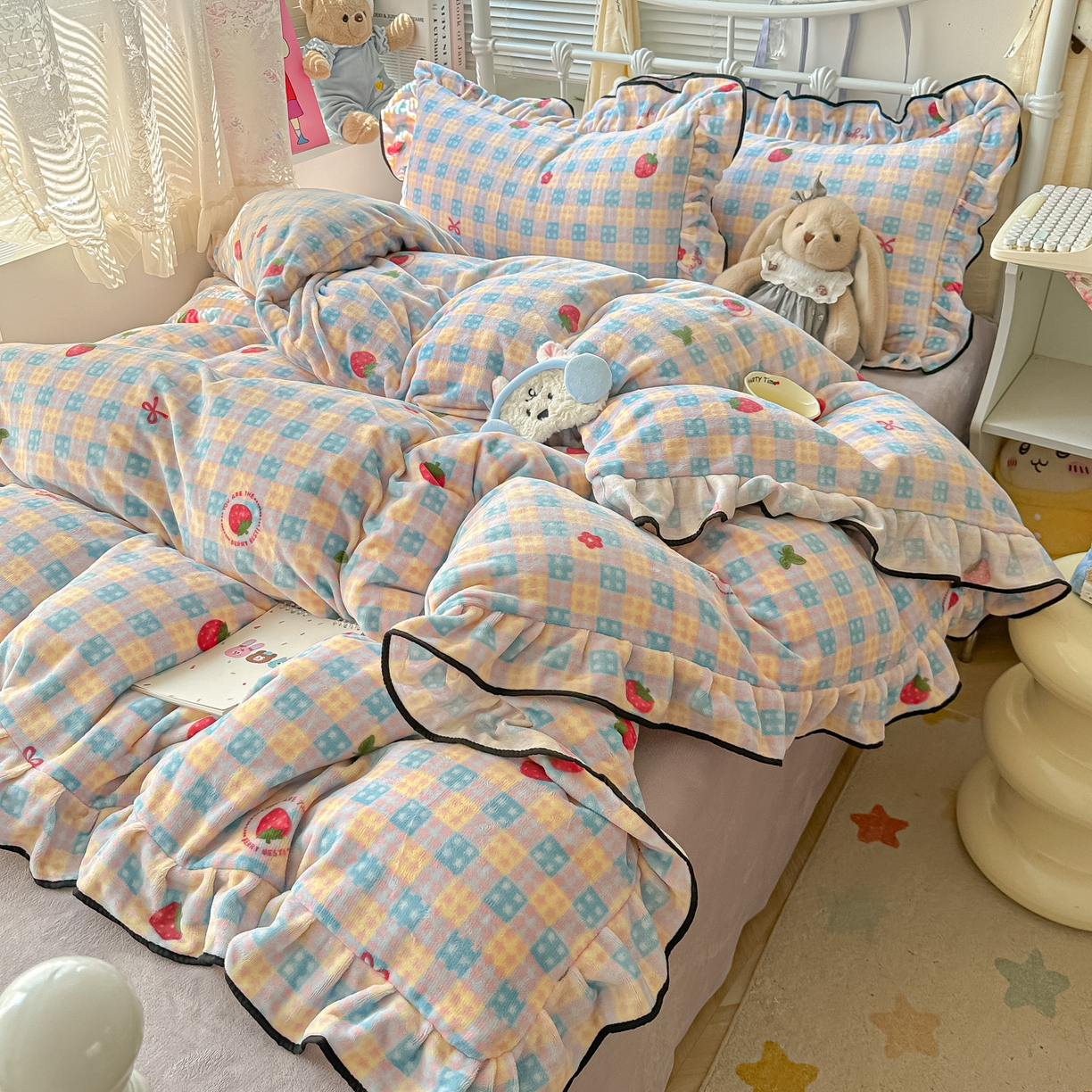 91家纺网 家纺一手货源 找家纺 韩都家居 2025新款亲肤舒适韩版温暖牛奶绒四件套-花边款 奶油草莓