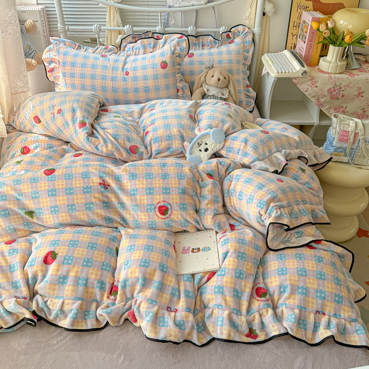 91家纺网 家纺一手货源 找家纺 韩都家居 2025新款亲肤舒适韩版温暖牛奶绒四件套-花边款 奶油草莓