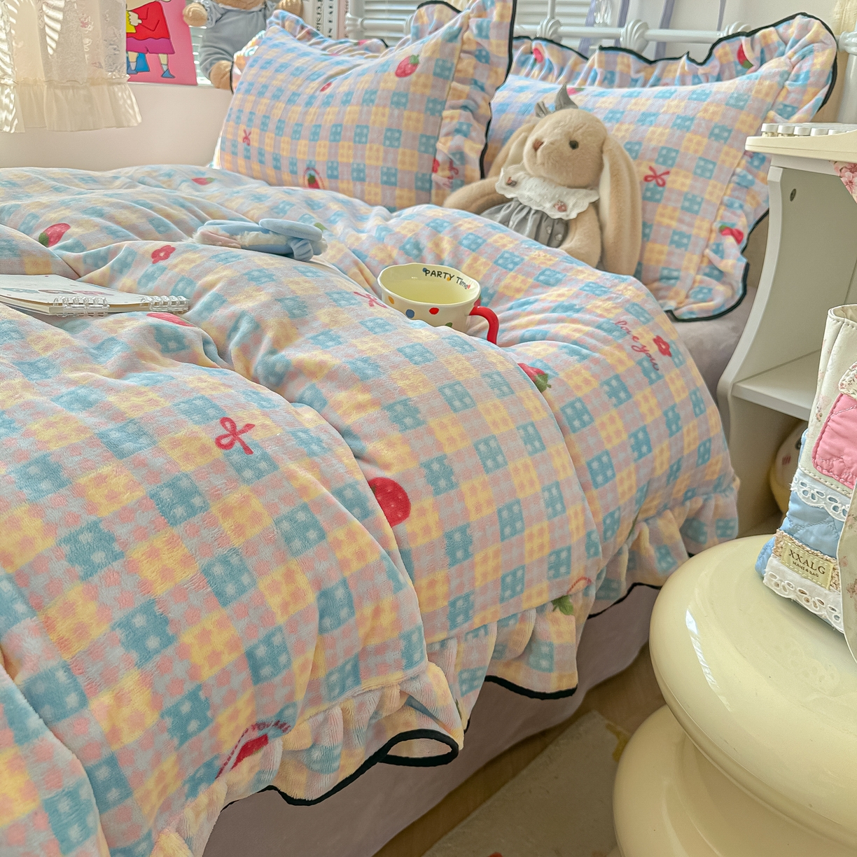 91家纺网 家纺一手货源 找家纺 韩都家居 2025新款亲肤舒适韩版温暖牛奶绒四件套-花边款 奶油草莓