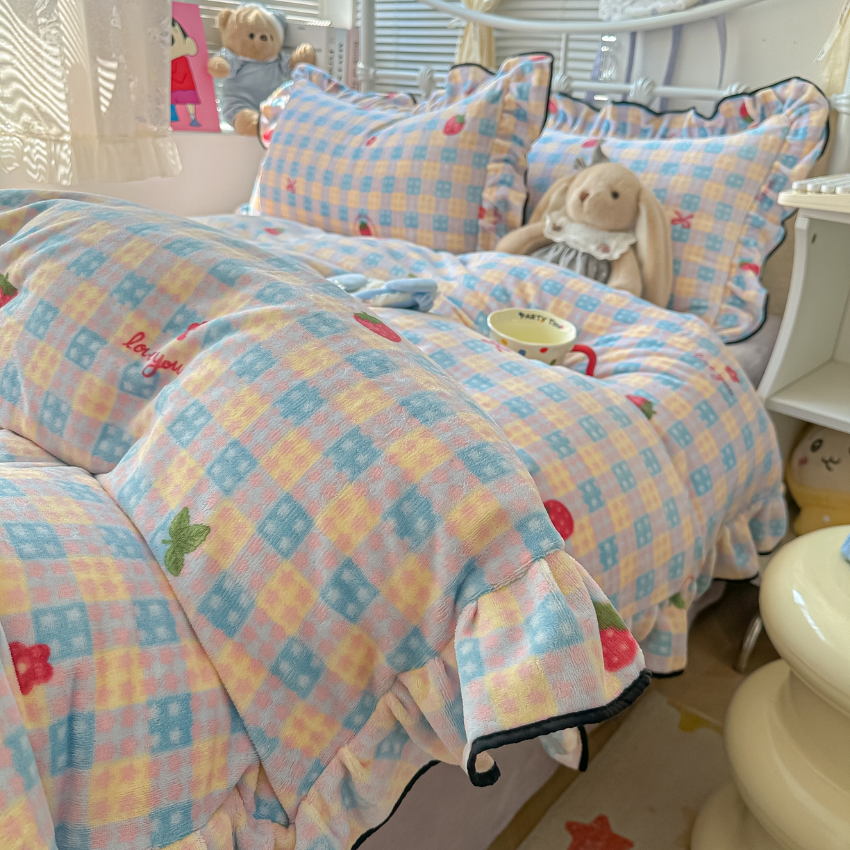 91家纺网 家纺一手货源 找家纺 韩都家居 2025新款亲肤舒适韩版温暖牛奶绒四件套-花边款 奶油草莓