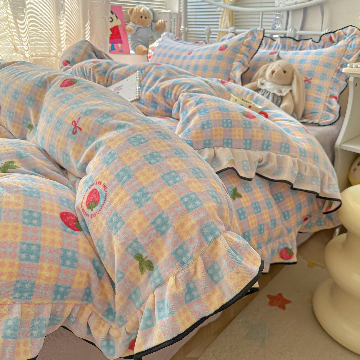 91家纺网 家纺一手货源 找家纺 韩都家居 2025新款亲肤舒适韩版温暖牛奶绒四件套-花边款 奶油草莓