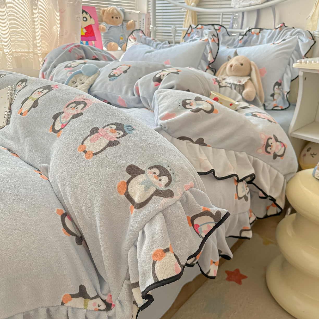 91家纺网 家纺一手货源 找家纺 韩都家居 2025新款亲肤舒适韩版温暖牛奶绒四件套-花边款 小企鹅