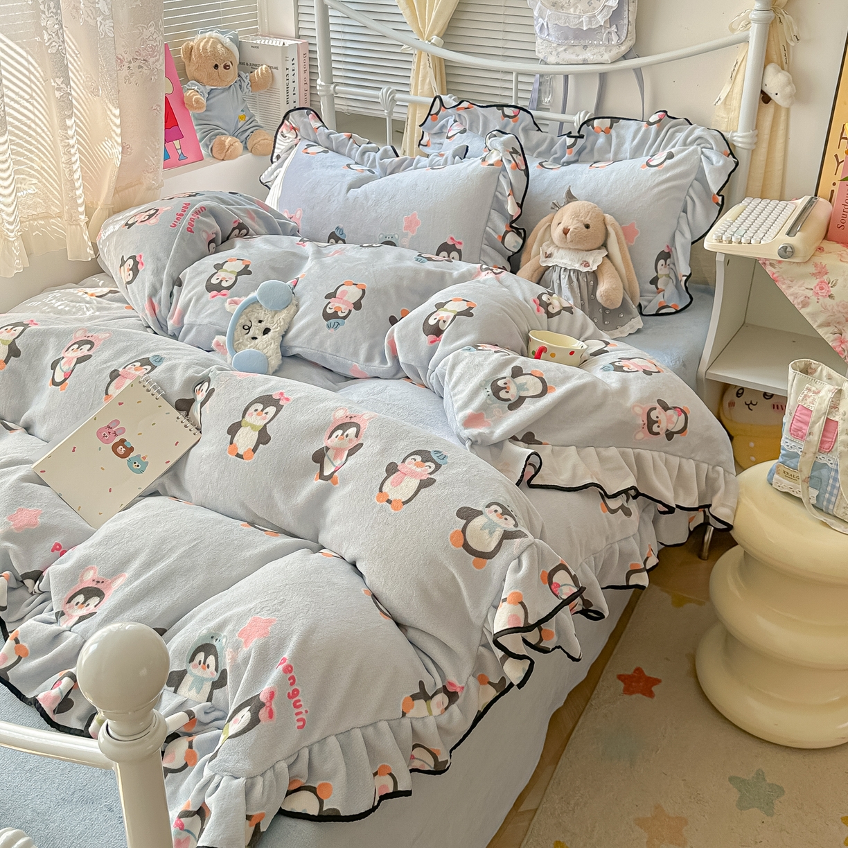 91家纺网 家纺一手货源 找家纺 韩都家居 2025新款亲肤舒适韩版温暖牛奶绒四件套-花边款 小企鹅