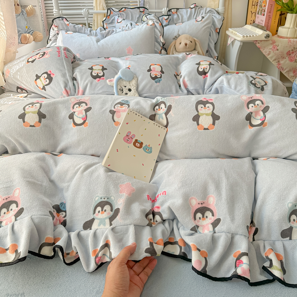 91家纺网 家纺一手货源 找家纺 韩都家居 2025新款亲肤舒适韩版温暖牛奶绒四件套-花边款 小企鹅