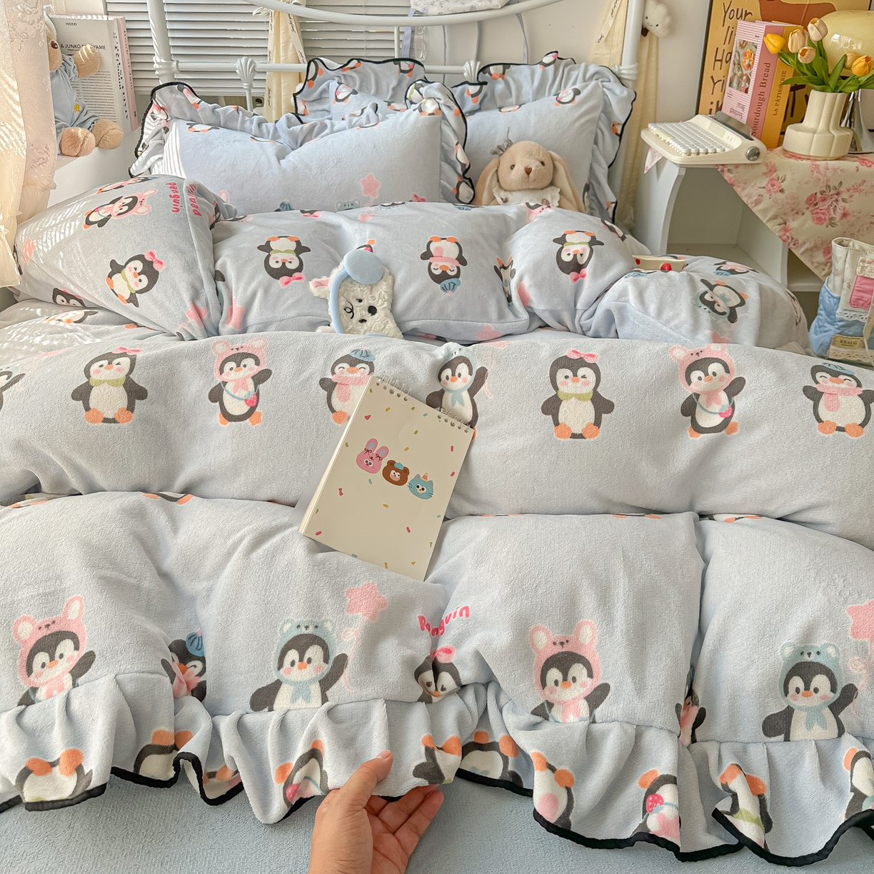 91家纺网 家纺一手货源 找家纺 韩都家居 2025新款亲肤舒适韩版温暖牛奶绒四件套-花边款 小企鹅