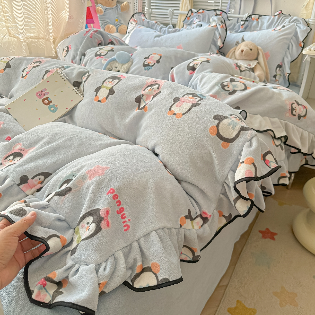 91家纺网 家纺一手货源 找家纺 韩都家居 2025新款亲肤舒适韩版温暖牛奶绒四件套-花边款 小企鹅