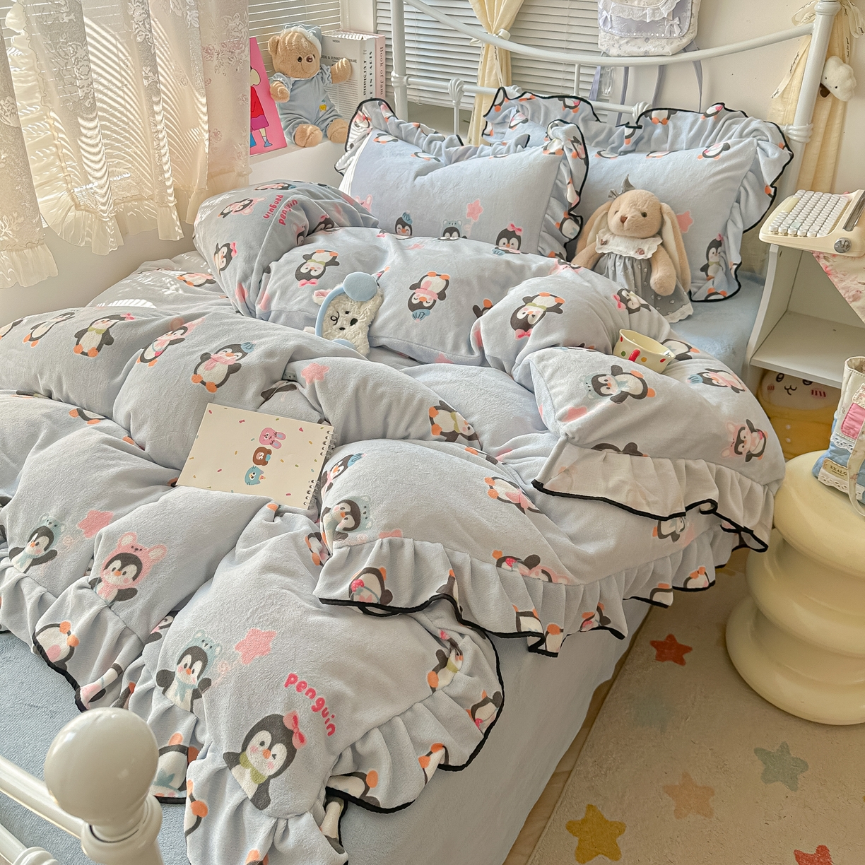 91家纺网 家纺一手货源 找家纺 韩都家居 2025新款亲肤舒适韩版温暖牛奶绒四件套-花边款 小企鹅