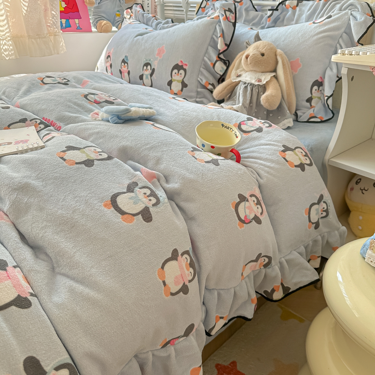 91家纺网 家纺一手货源 找家纺 韩都家居 2025新款亲肤舒适韩版温暖牛奶绒四件套-花边款 小企鹅