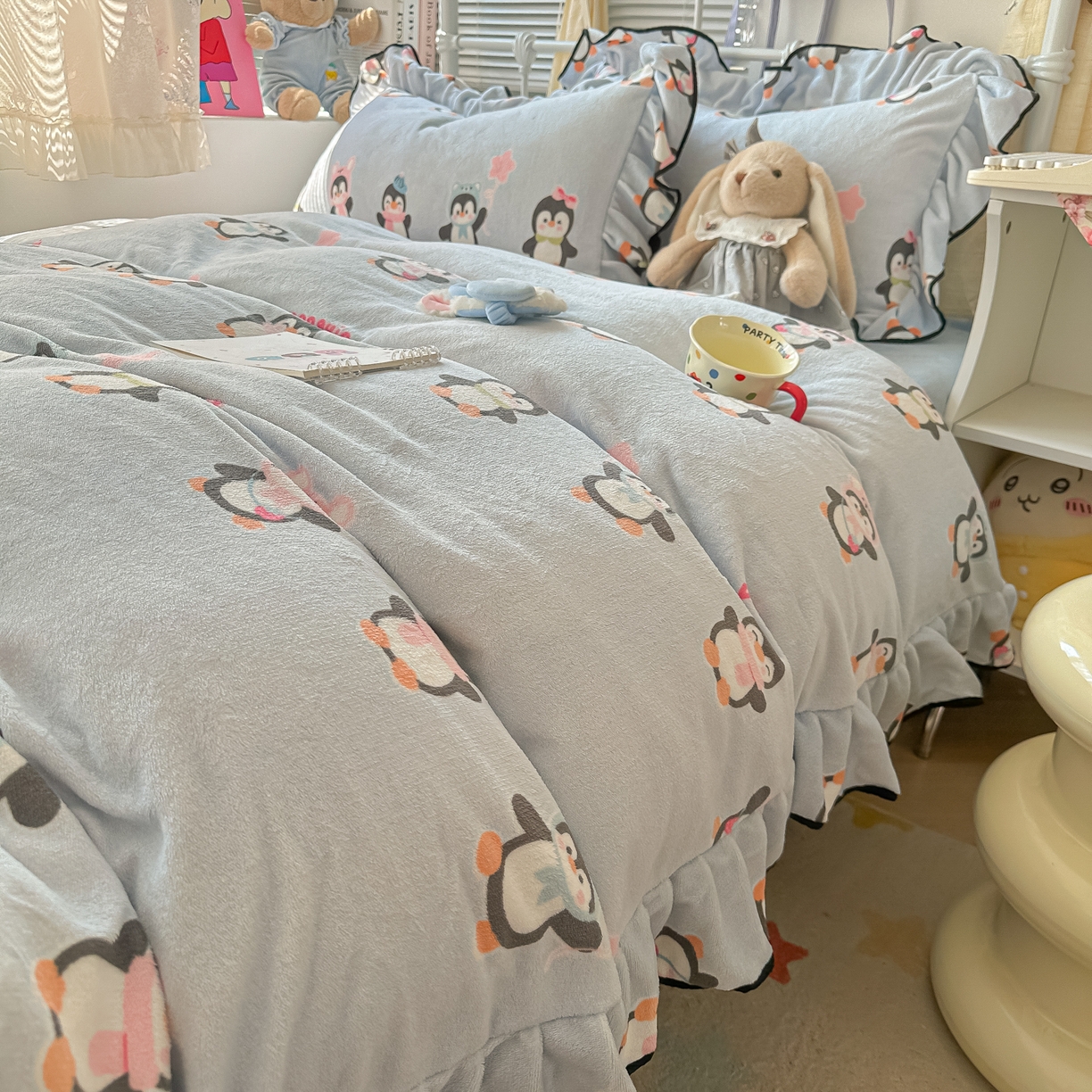 91家纺网 家纺一手货源 找家纺 韩都家居 2025新款亲肤舒适韩版温暖牛奶绒四件套-花边款 小企鹅