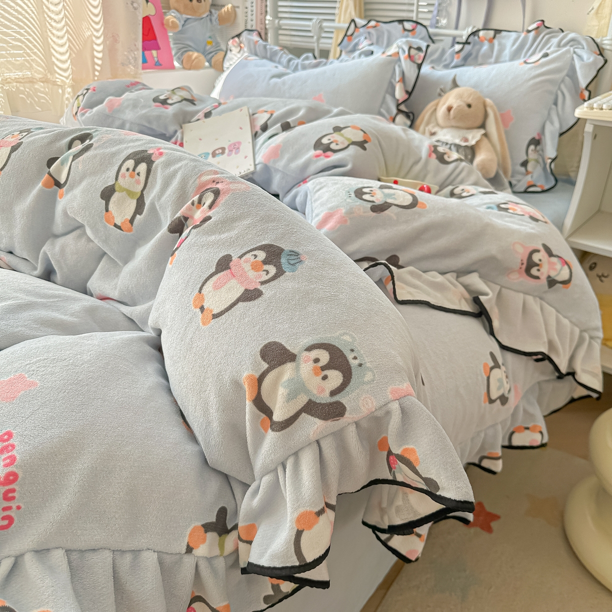 91家纺网 家纺一手货源 找家纺 韩都家居 2025新款亲肤舒适韩版温暖牛奶绒四件套-花边款 小企鹅