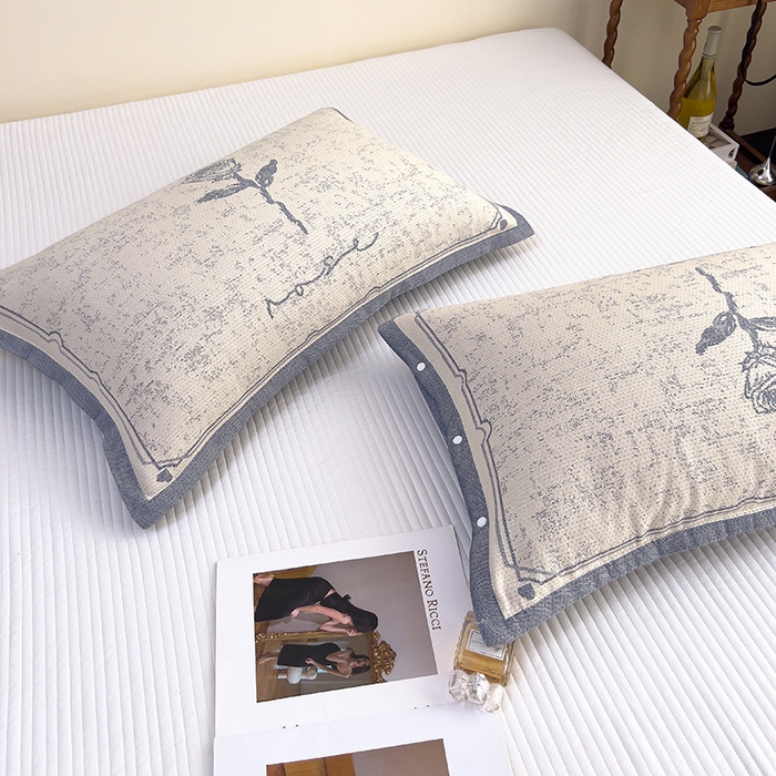 91家纺网 家纺一手货源 找家纺 悦然毛巾被 2025新款四层纱全棉纱布枕套 清新浪漫-蓝