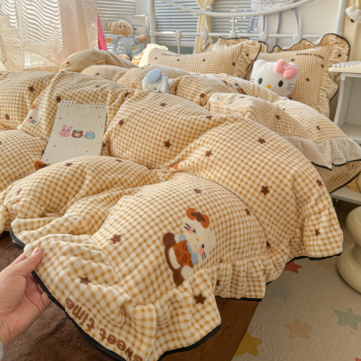 91家纺网 家纺一手货源 找家纺 韩都家居 2025新款亲肤舒适韩版温暖牛奶绒四件套-花边款 星星猫咪