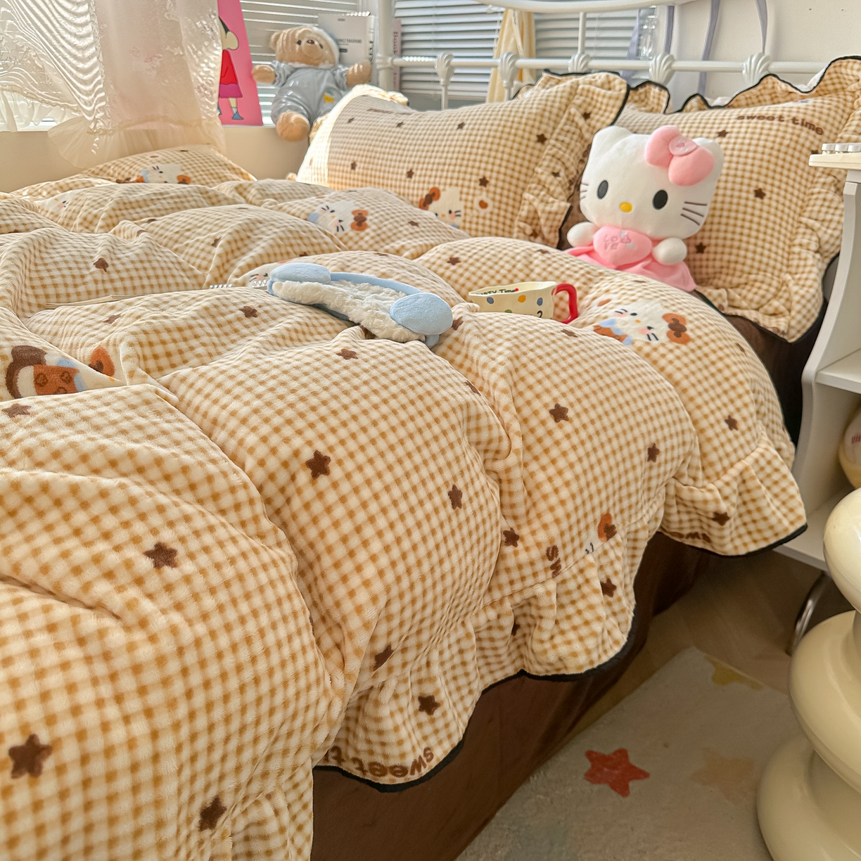 91家纺网 家纺一手货源 找家纺 韩都家居 2025新款亲肤舒适韩版温暖牛奶绒四件套-花边款 星星猫咪