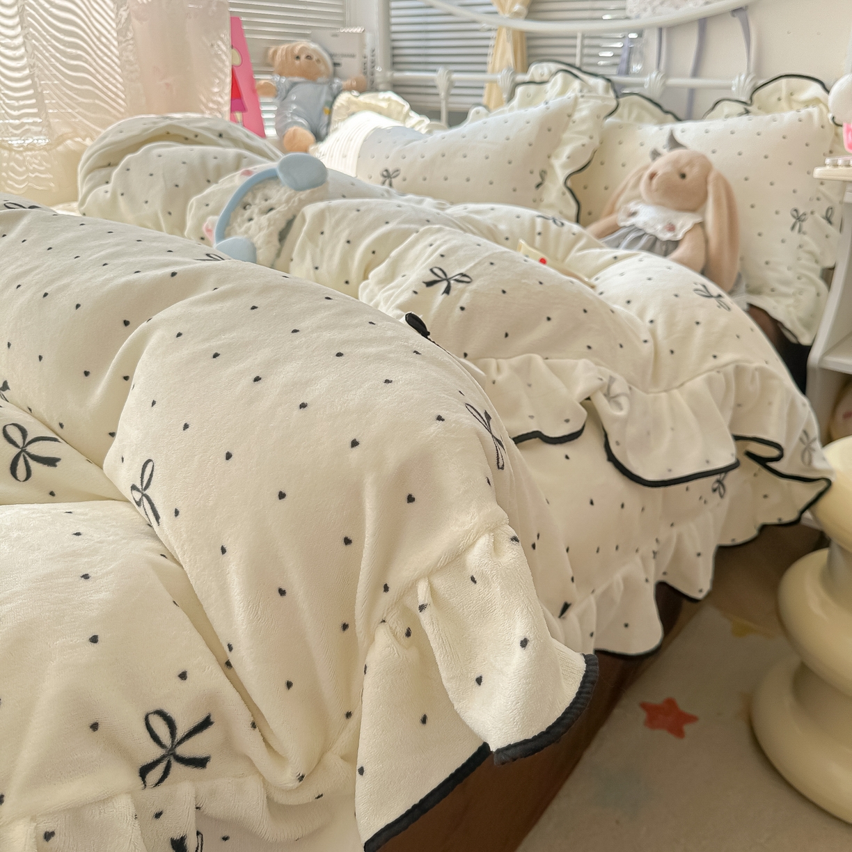 91家纺网 家纺一手货源 找家纺 韩都家居 2025新款亲肤舒适韩版温暖牛奶绒四件套-花边款 时尚蝴蝶结