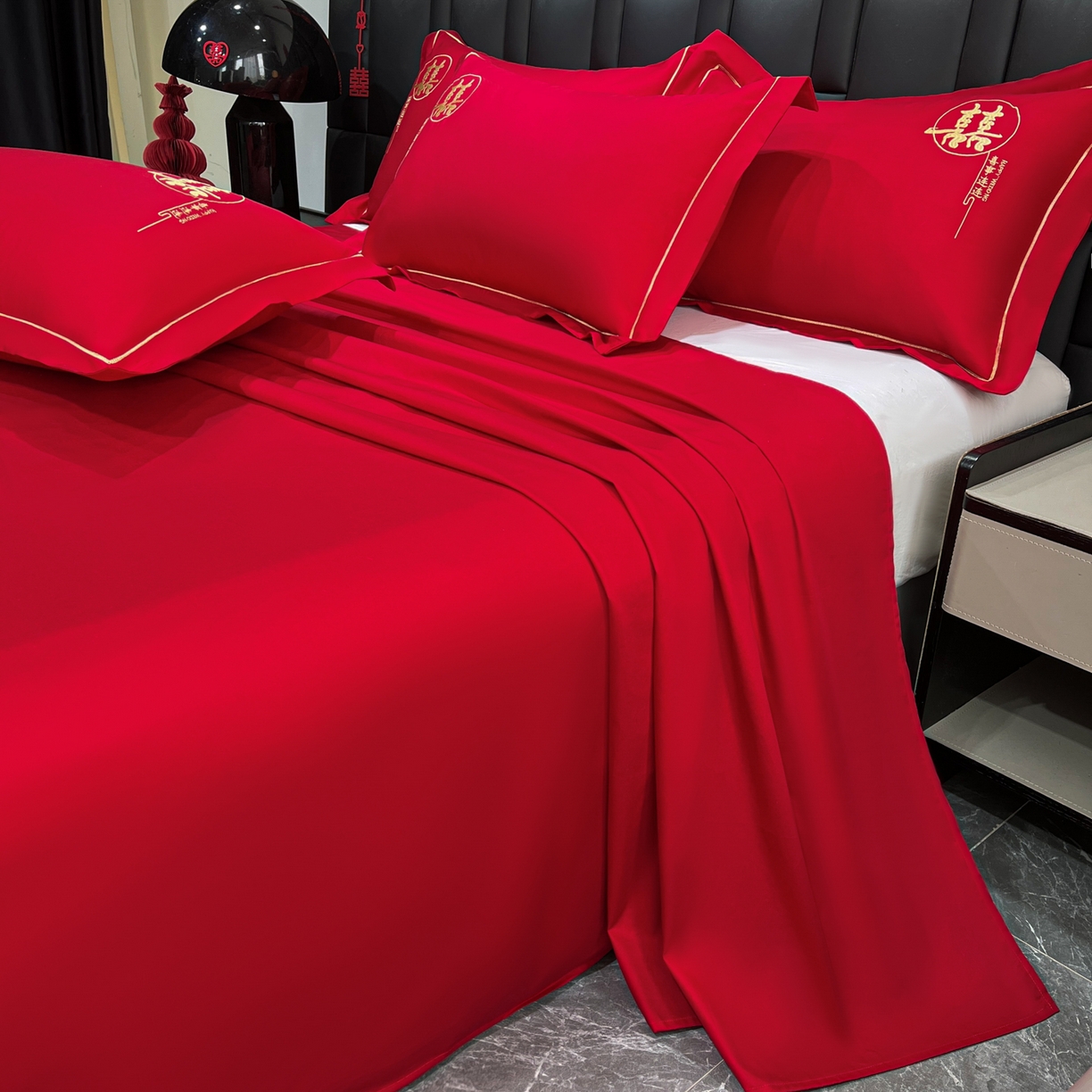 91家纺网 家纺一手货源 找家纺 极梦家纺 2025新款轻奢简约水洗磨毛婚庆系列单品床单大红床单 喜事连连