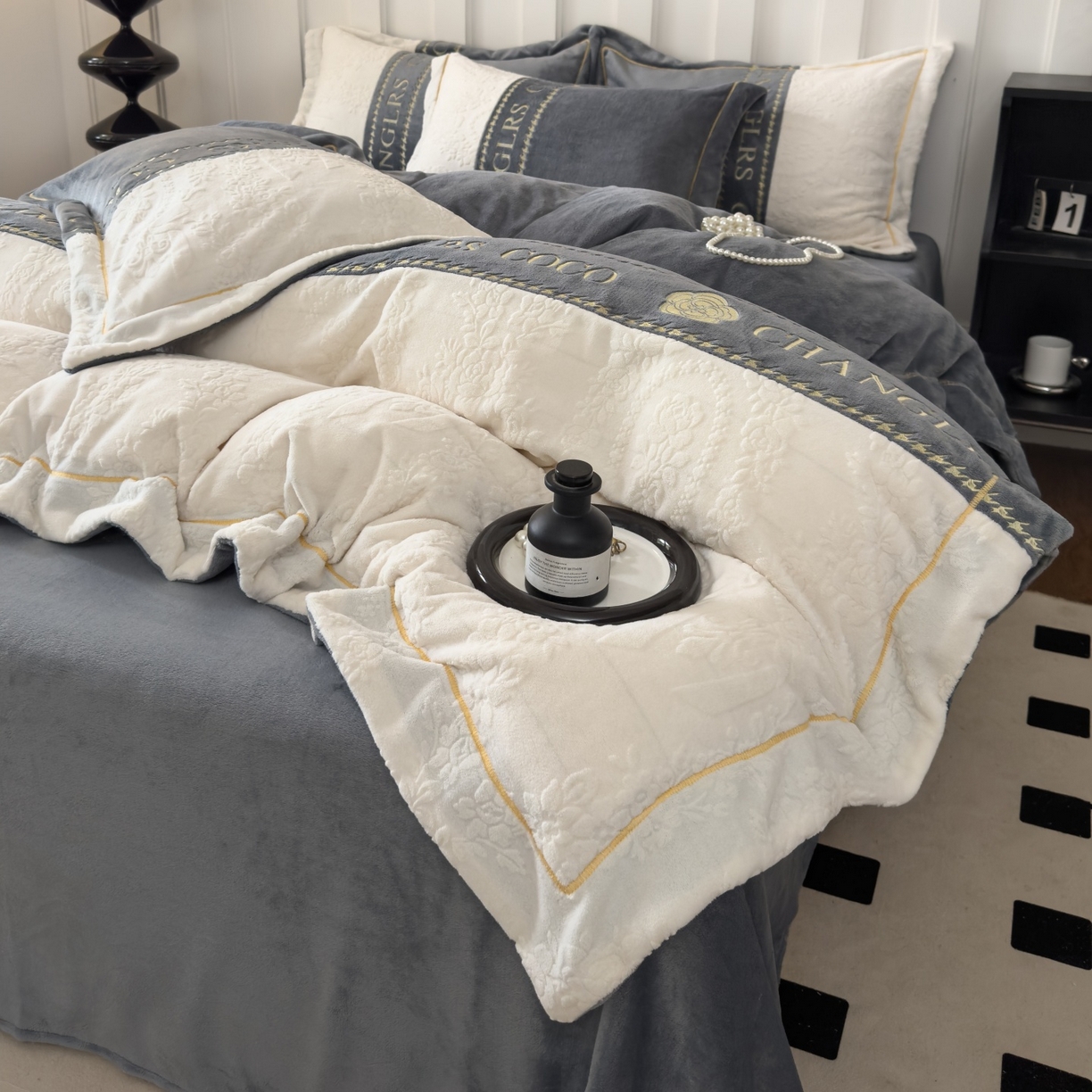 91家纺网 家纺一手货源 找家纺 （总）言熙居家纺 2025新款A类A版牛奶雕花绒B版全消光牛奶绒四件套-花季