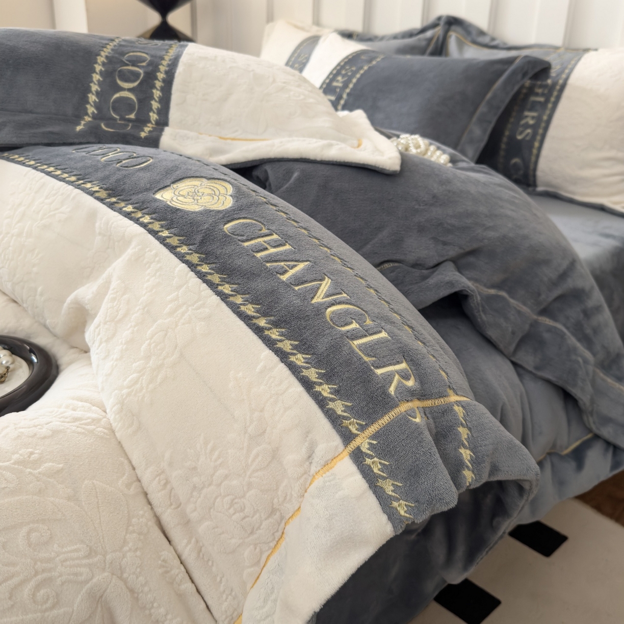 91家纺网 家纺一手货源 找家纺 （总）言熙居家纺 2025新款A类A版牛奶雕花绒B版全消光牛奶绒四件套-花季