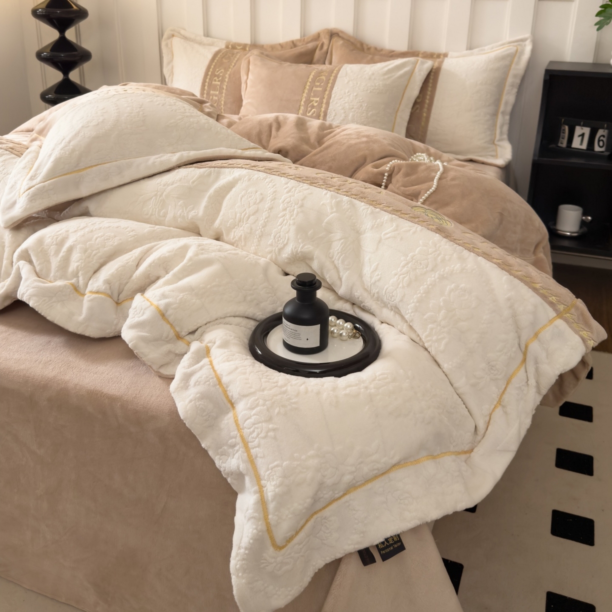 91家纺网 家纺一手货源 找家纺 言熙居家纺 2025新款A类A版牛奶雕花绒B版全消光牛奶绒四件套-花季 花季-奶茶棕