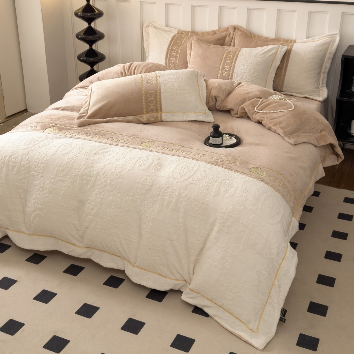 91家纺网 家纺一手货源 找家纺 言熙居家纺 2025新款A类A版牛奶雕花绒B版全消光牛奶绒四件套-花季 花季-奶茶棕