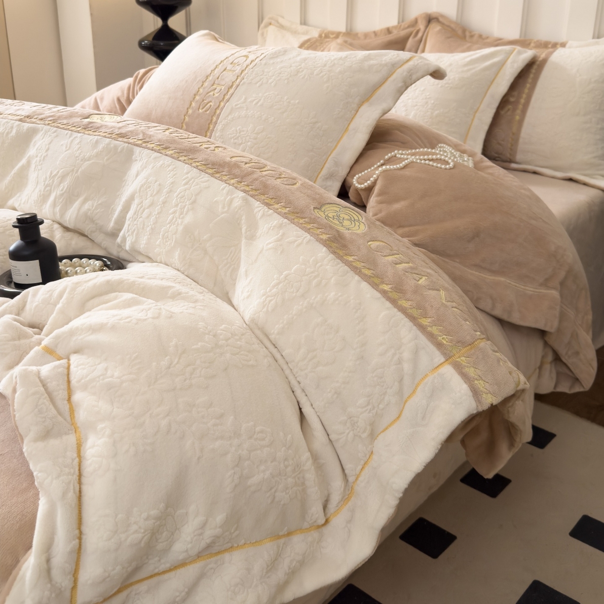 91家纺网 家纺一手货源 找家纺 言熙居家纺 2025新款A类A版牛奶雕花绒B版全消光牛奶绒四件套-花季 花季-奶茶棕