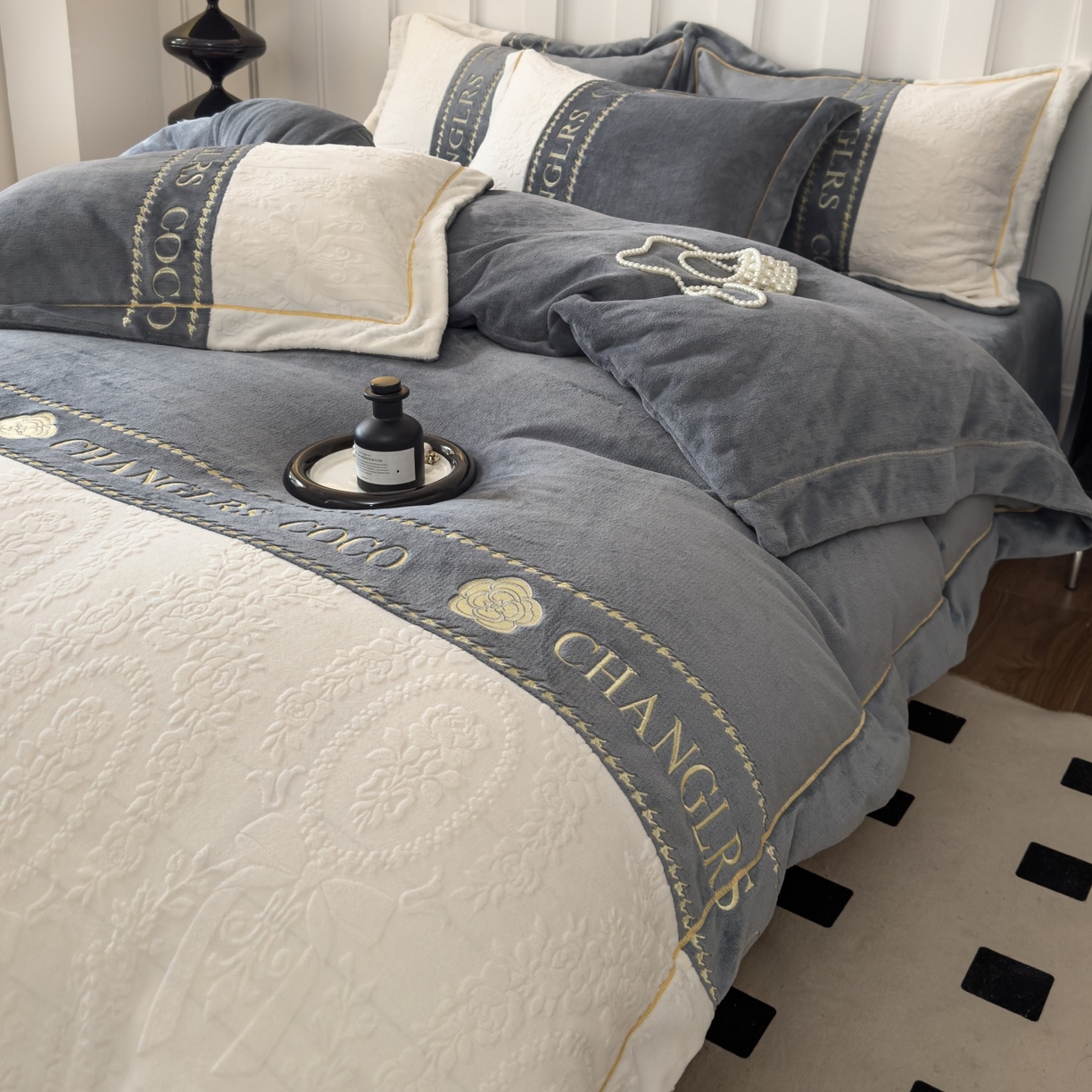 91家纺网 家纺一手货源 找家纺 言熙居家纺 2025新款A类A版牛奶雕花绒B版全消光牛奶绒四件套-花季 花季-高级灰