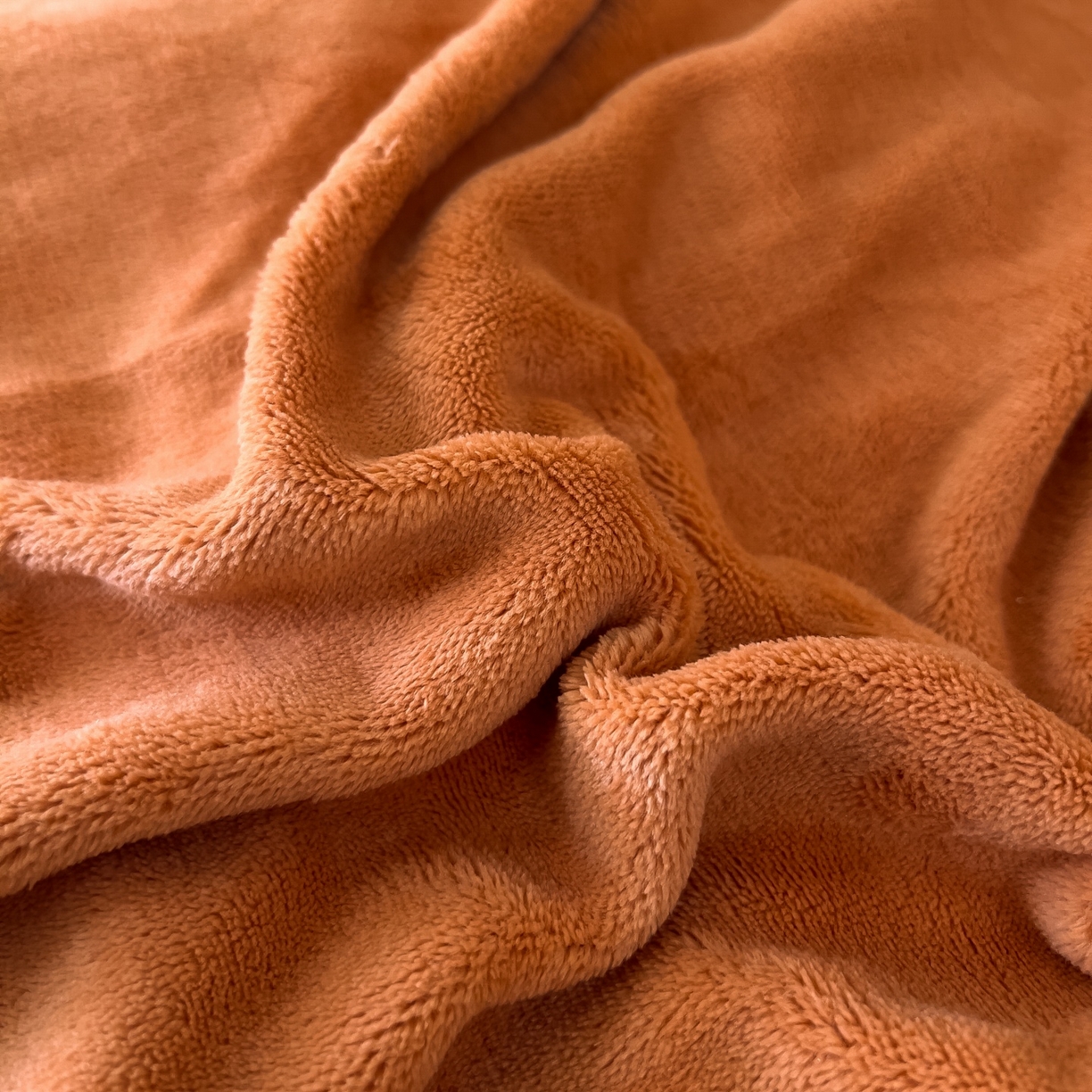 91家纺网 家纺一手货源 找家纺 言熙居家纺 2025新款A类A版牛奶雕花绒B版全消光牛奶绒四件套-花季 花季-暖阳橙