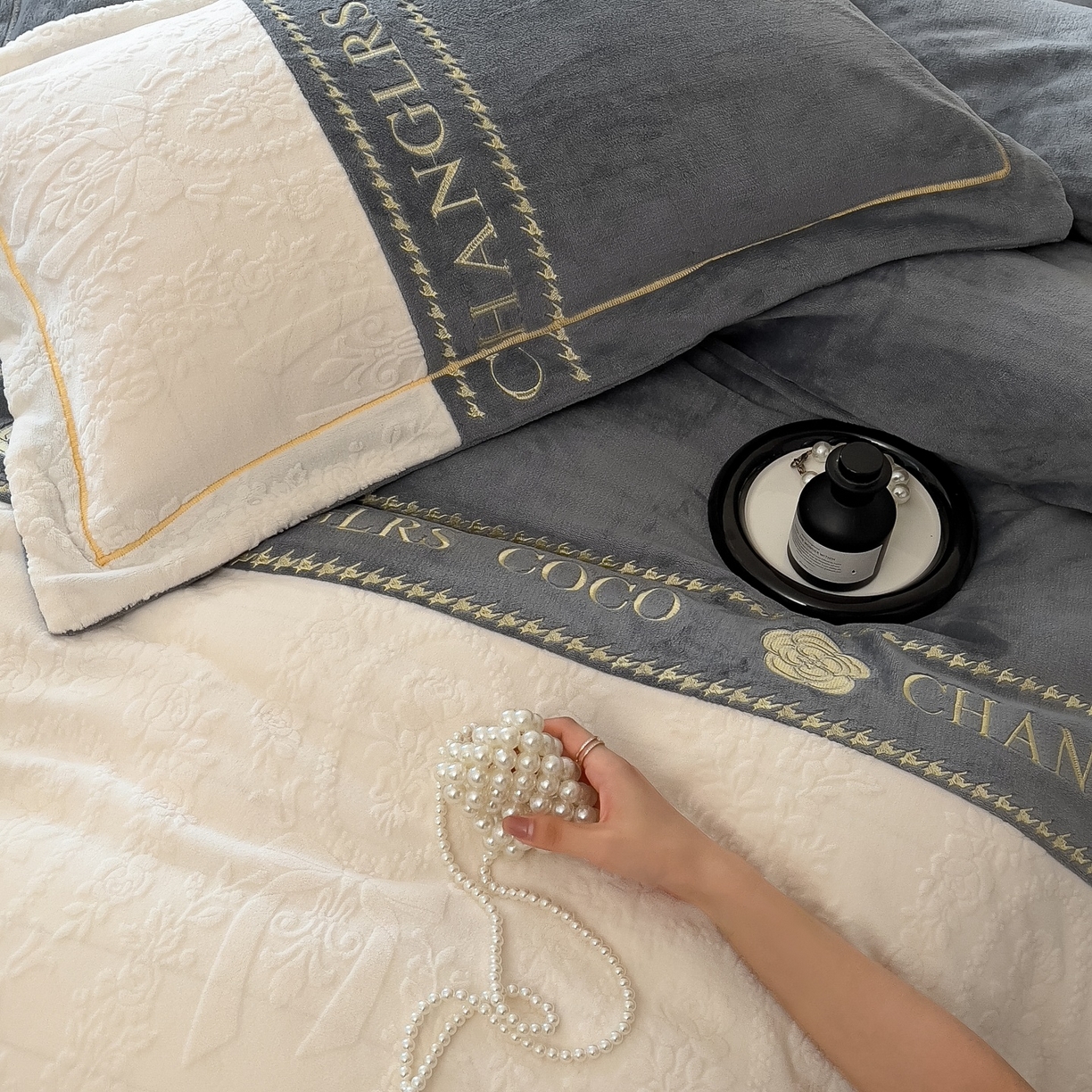 91家纺网 家纺一手货源 找家纺 （总）言熙居家纺 2025新款A类A版牛奶雕花绒B版全消光牛奶绒四件套-花季