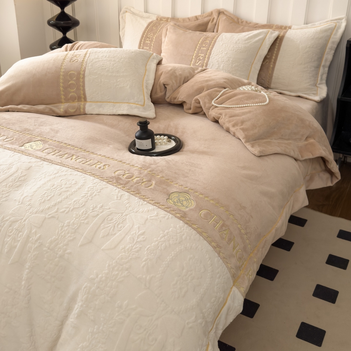 91家纺网 家纺一手货源 找家纺 言熙居家纺 2025新款A类A版牛奶雕花绒B版全消光牛奶绒四件套-花季 花季-奶茶棕