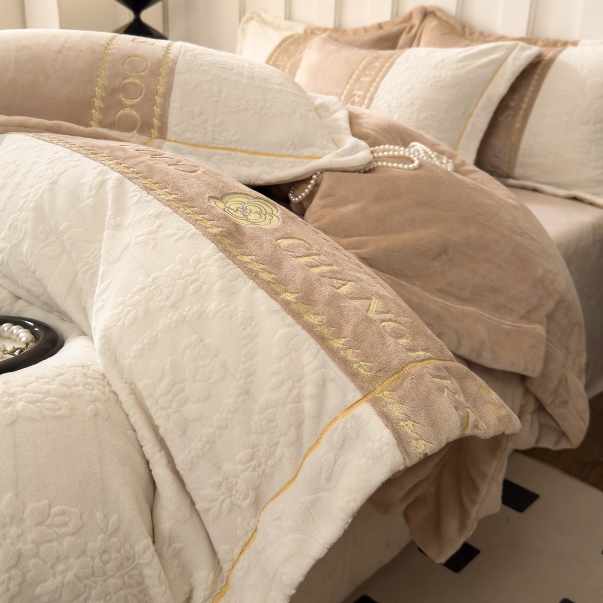 91家纺网 家纺一手货源 找家纺 言熙居家纺 2025新款A类A版牛奶雕花绒B版全消光牛奶绒四件套-花季 花季-奶茶棕