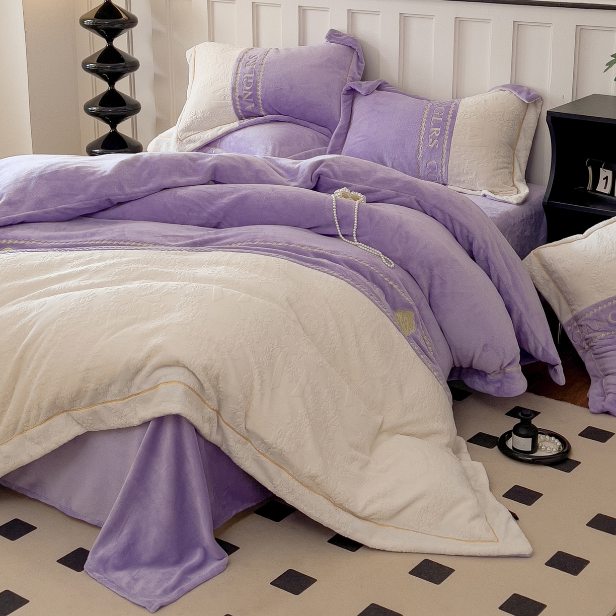 91家纺网 家纺一手货源 找家纺 言熙居家纺 2025新款A类A版牛奶雕花绒B版全消光牛奶绒四件套-花季 花季-紫藤灰