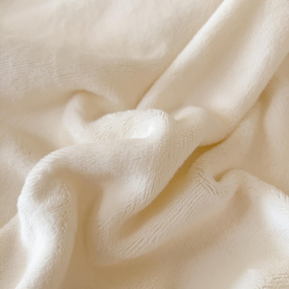 91家纺网 家纺一手货源 找家纺 言熙居家纺 2025新款A类A版牛奶雕花绒B版全消光牛奶绒四件套-花季 花季-奶昔白