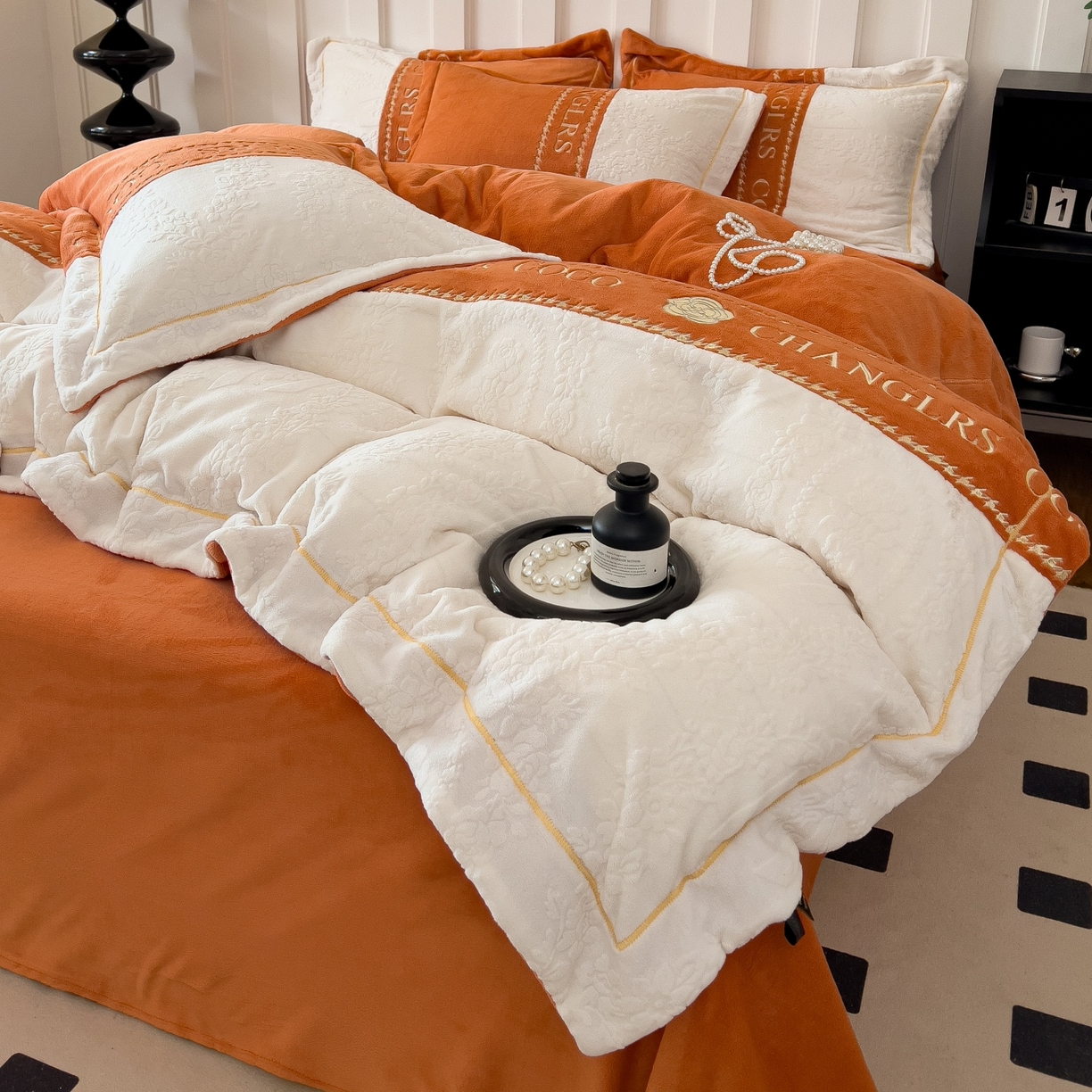 91家纺网 家纺一手货源 找家纺 言熙居家纺 2025新款A类A版牛奶雕花绒B版全消光牛奶绒四件套-花季 花季-暖阳橙