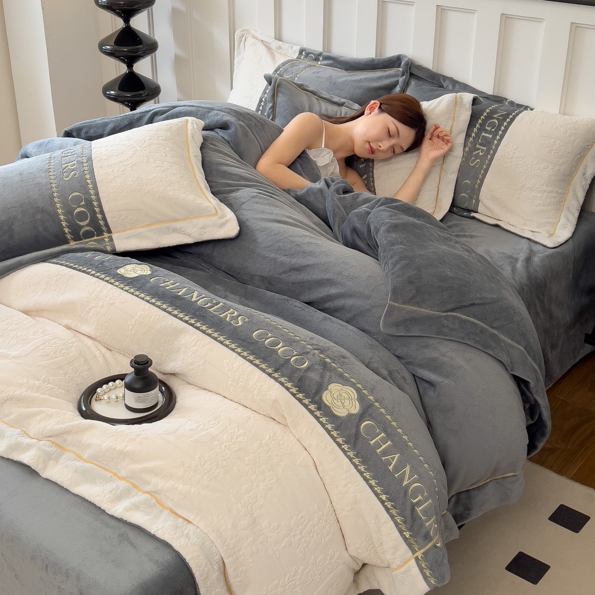 91家纺网 家纺一手货源 找家纺 言熙居家纺 2025新款A类A版牛奶雕花绒B版全消光牛奶绒四件套-花季 花季-高级灰