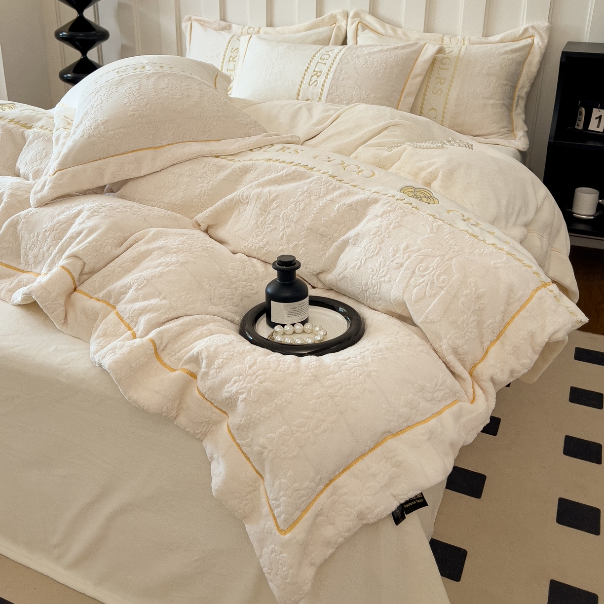 91家纺网 家纺一手货源 找家纺 言熙居家纺 2025新款A类A版牛奶雕花绒B版全消光牛奶绒四件套-花季 花季-奶昔白