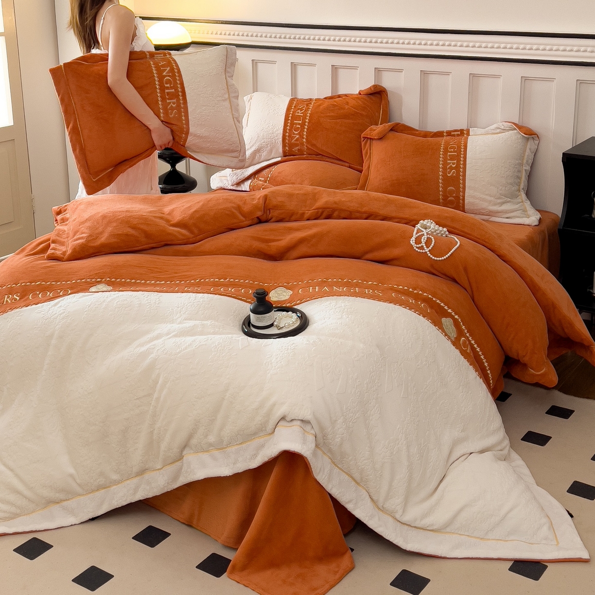 91家纺网 家纺一手货源 找家纺 言熙居家纺 2025新款A类A版牛奶雕花绒B版全消光牛奶绒四件套-花季 花季-暖阳橙