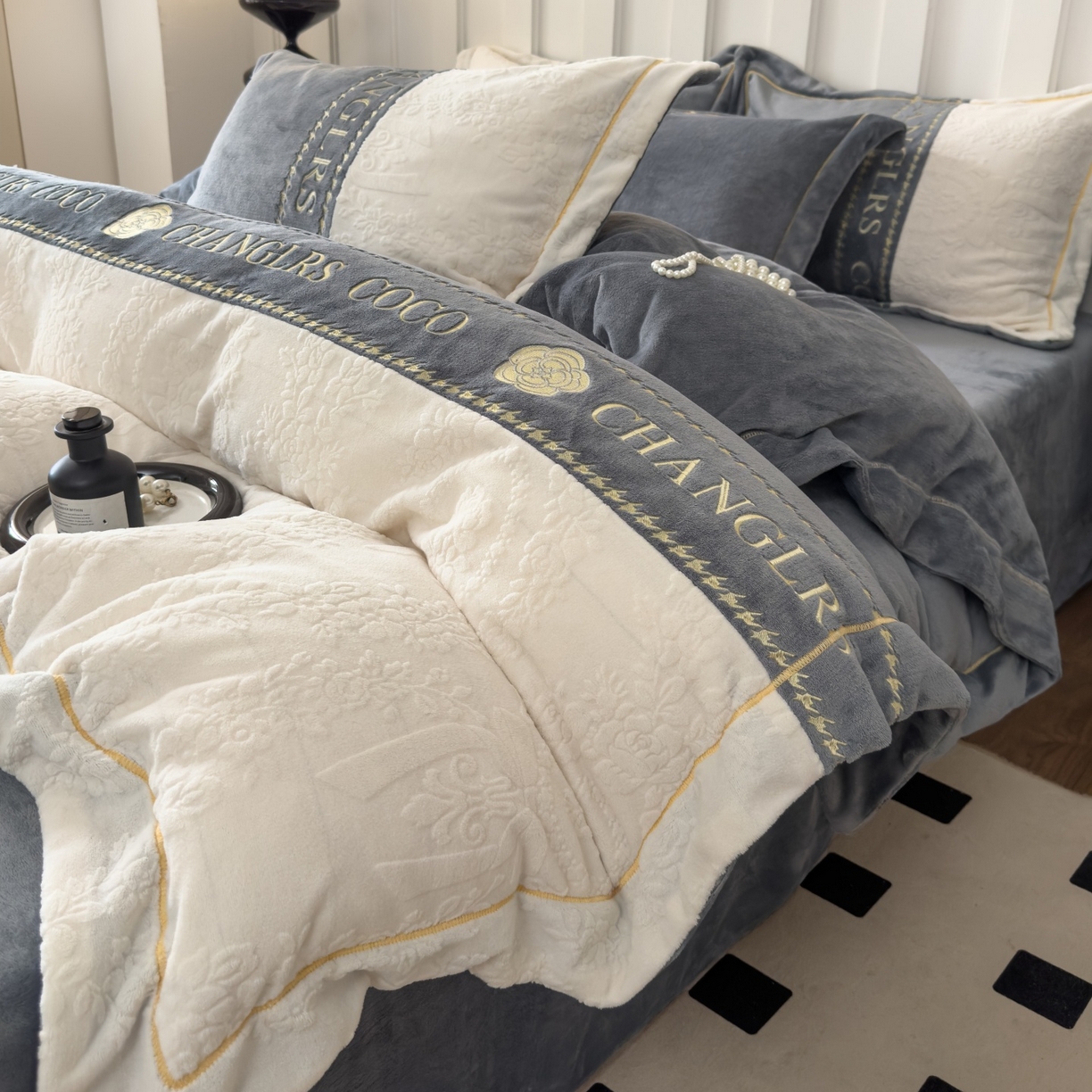 91家纺网 家纺一手货源 找家纺 言熙居家纺 2025新款A类A版牛奶雕花绒B版全消光牛奶绒四件套-花季 花季-高级灰