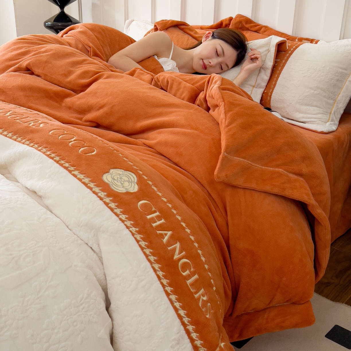 91家纺网 家纺一手货源 找家纺 言熙居家纺 2025新款A类A版牛奶雕花绒B版全消光牛奶绒四件套-花季 花季-暖阳橙