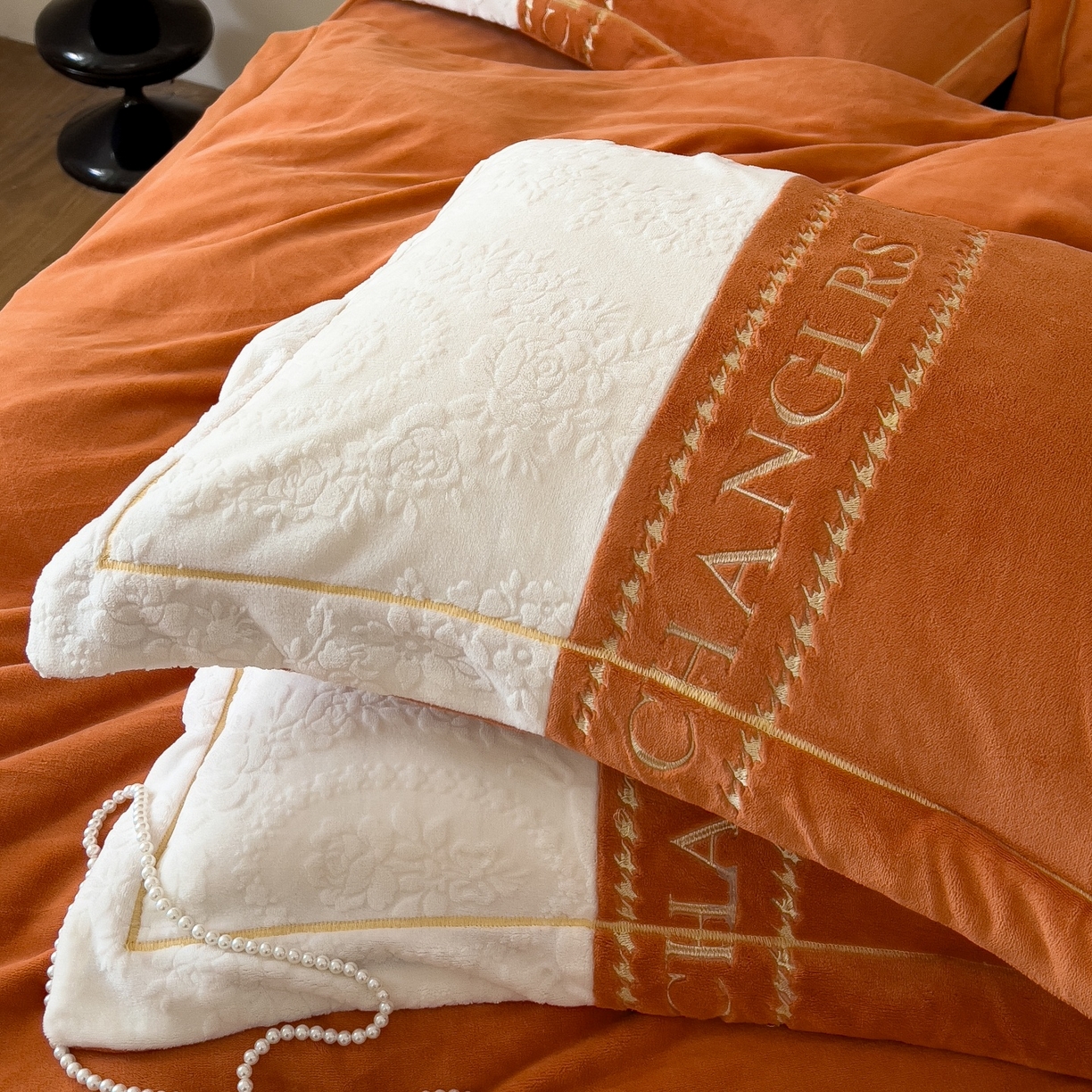 91家纺网 家纺一手货源 找家纺 言熙居家纺 2025新款A类A版牛奶雕花绒B版全消光牛奶绒四件套-花季 花季-暖阳橙