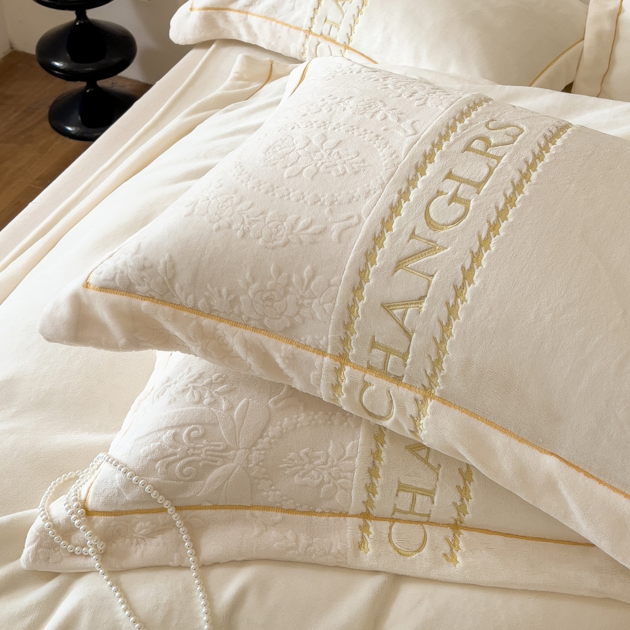 91家纺网 家纺一手货源 找家纺 言熙居家纺 2025新款A类A版牛奶雕花绒B版全消光牛奶绒四件套-花季 花季-奶昔白