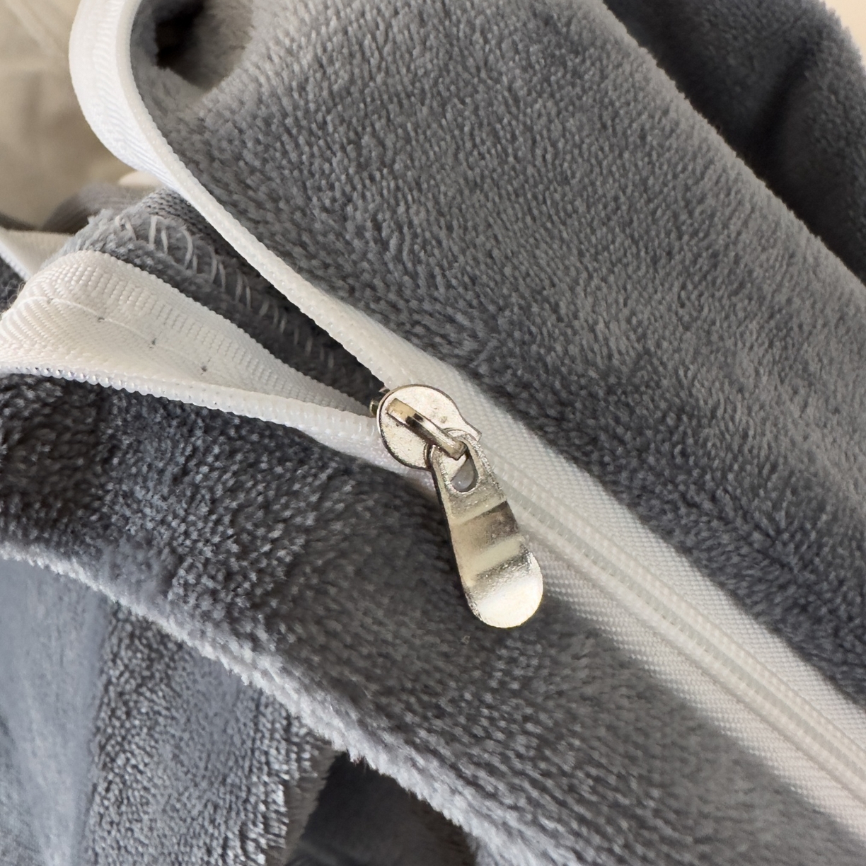 91家纺网 家纺一手货源 找家纺 言熙居家纺 2025新款A类A版牛奶雕花绒B版全消光牛奶绒四件套-花季 花季-高级灰