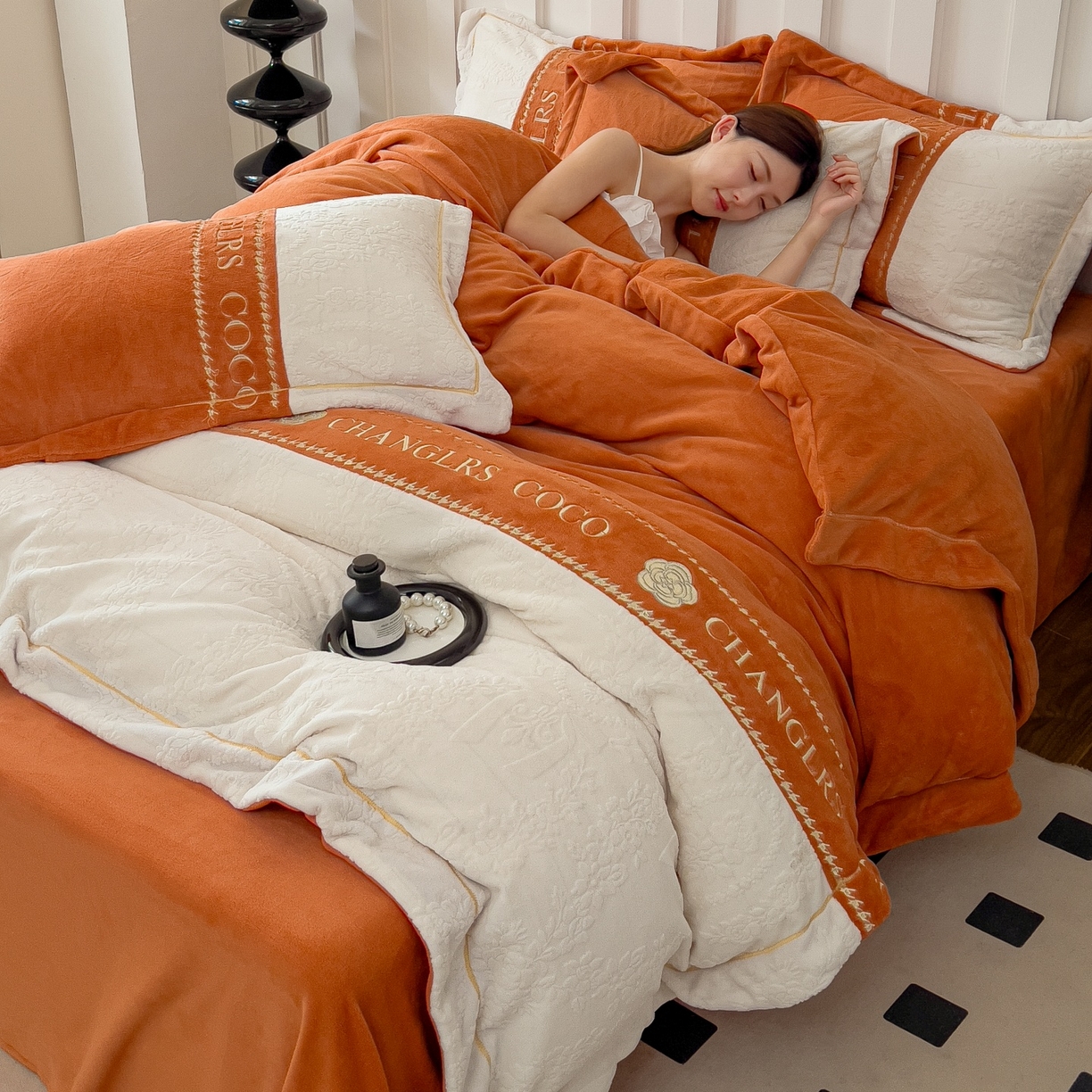 91家纺网 家纺一手货源 找家纺 言熙居家纺 2025新款A类A版牛奶雕花绒B版全消光牛奶绒四件套-花季 花季-暖阳橙