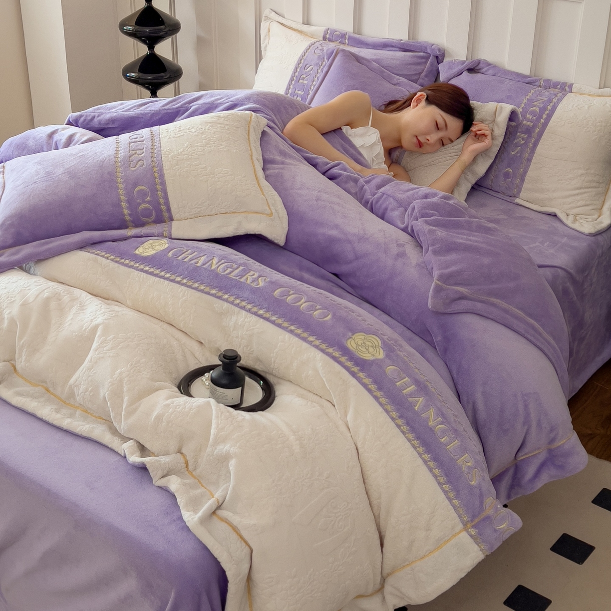 91家纺网 家纺一手货源 找家纺 言熙居家纺 2025新款A类A版牛奶雕花绒B版全消光牛奶绒四件套-花季 花季-紫藤灰