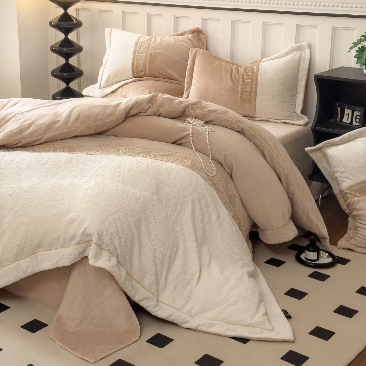 91家纺网 家纺一手货源 找家纺 言熙居家纺 2025新款A类A版牛奶雕花绒B版全消光牛奶绒四件套-花季 花季-奶茶棕