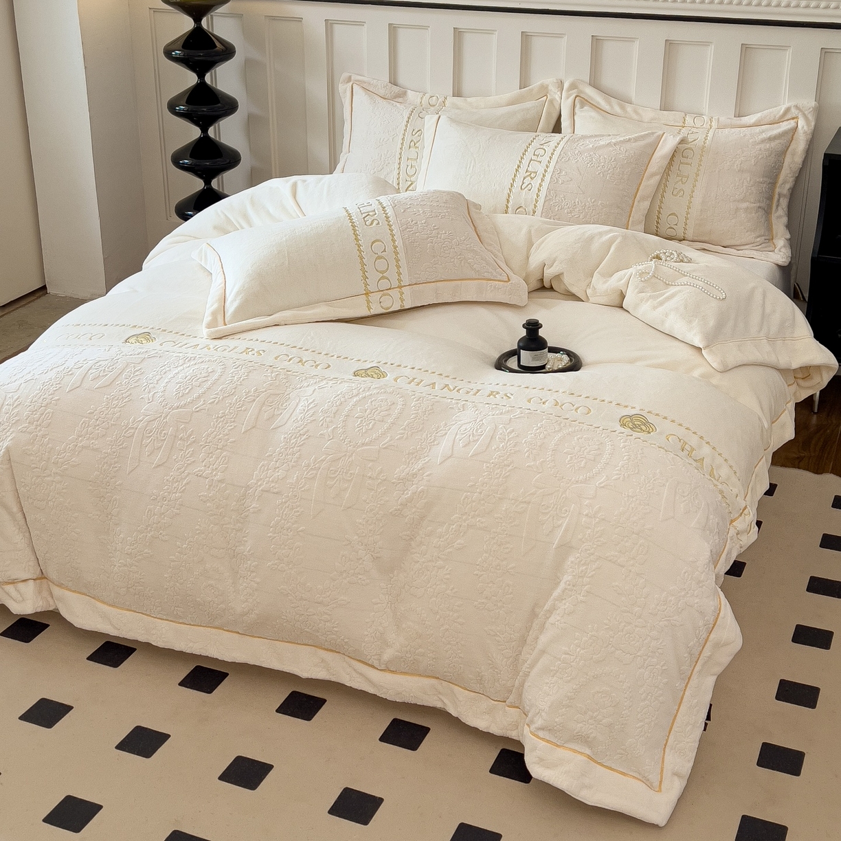 91家纺网 家纺一手货源 找家纺 言熙居家纺 2025新款A类A版牛奶雕花绒B版全消光牛奶绒四件套-花季 花季-奶昔白