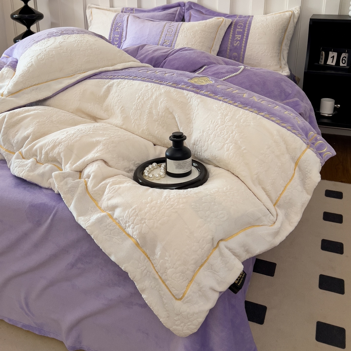 91家纺网 家纺一手货源 找家纺 言熙居家纺 2025新款A类A版牛奶雕花绒B版全消光牛奶绒四件套-花季 花季-紫藤灰