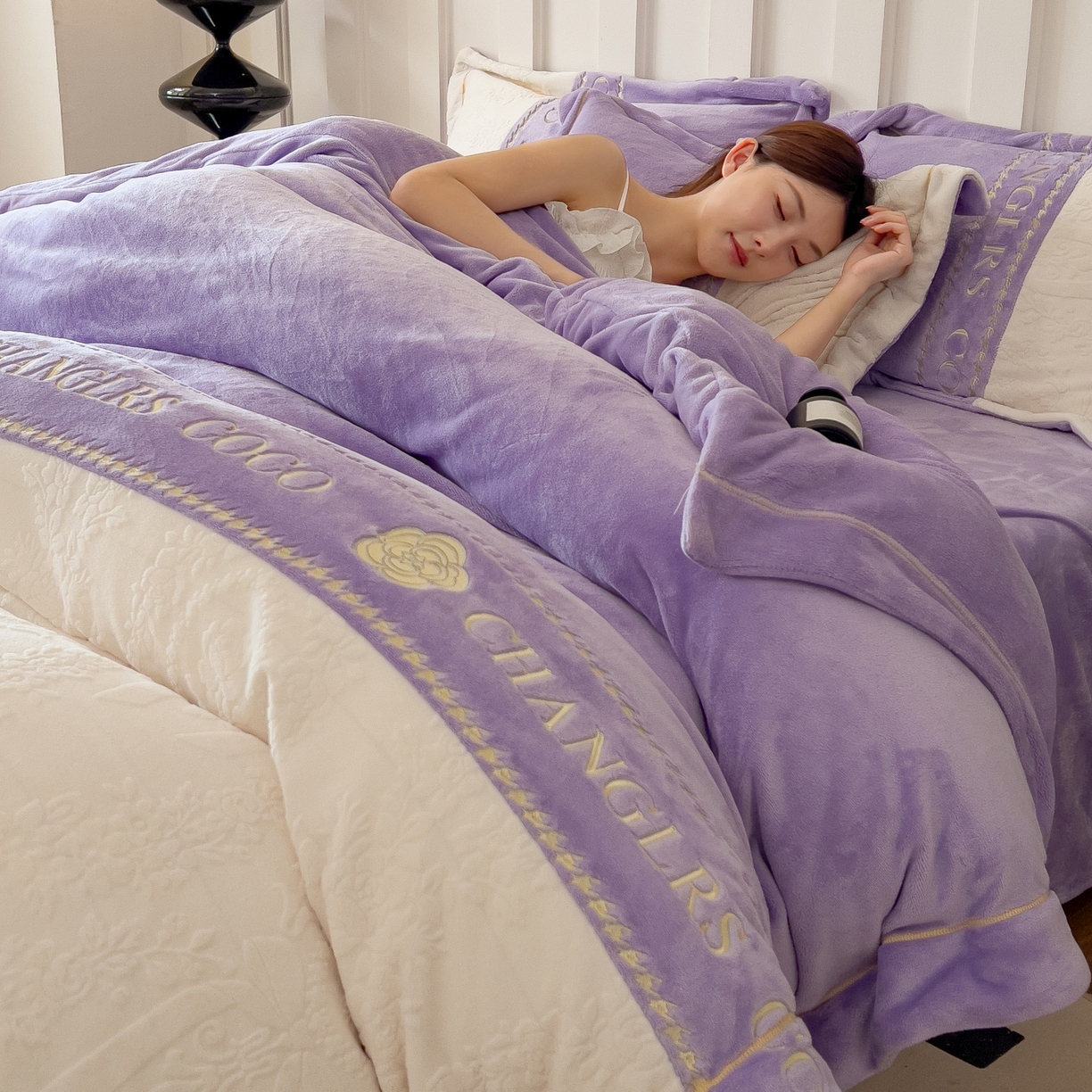 91家纺网 家纺一手货源 找家纺 言熙居家纺 2025新款A类A版牛奶雕花绒B版全消光牛奶绒四件套-花季 花季-紫藤灰