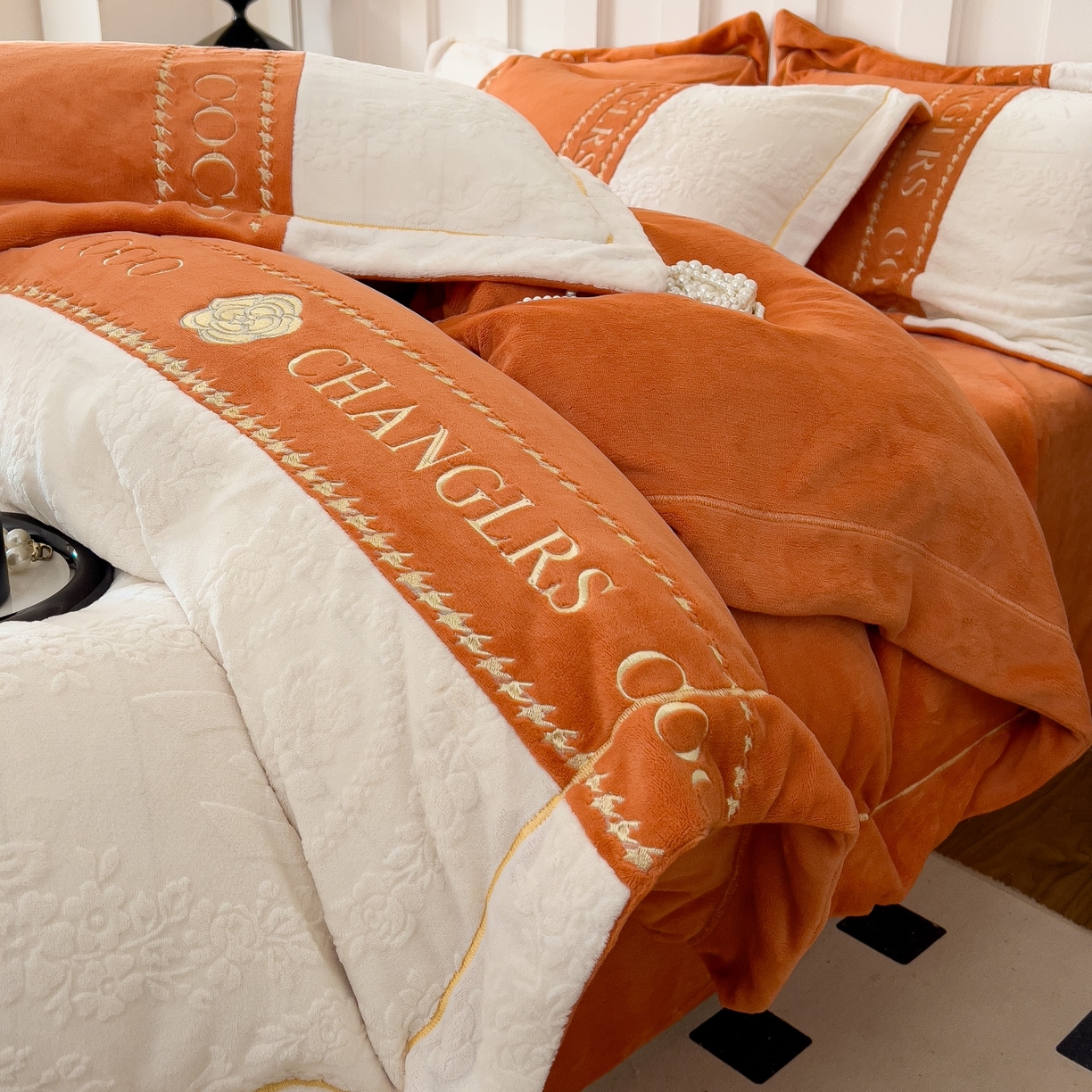 91家纺网 家纺一手货源 找家纺 言熙居家纺 2025新款A类A版牛奶雕花绒B版全消光牛奶绒四件套-花季 花季-暖阳橙