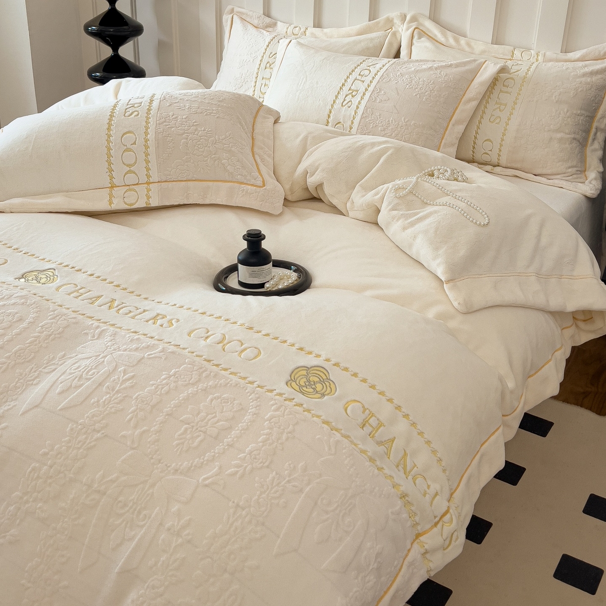 91家纺网 家纺一手货源 找家纺 言熙居家纺 2025新款A类A版牛奶雕花绒B版全消光牛奶绒四件套-花季 花季-奶昔白