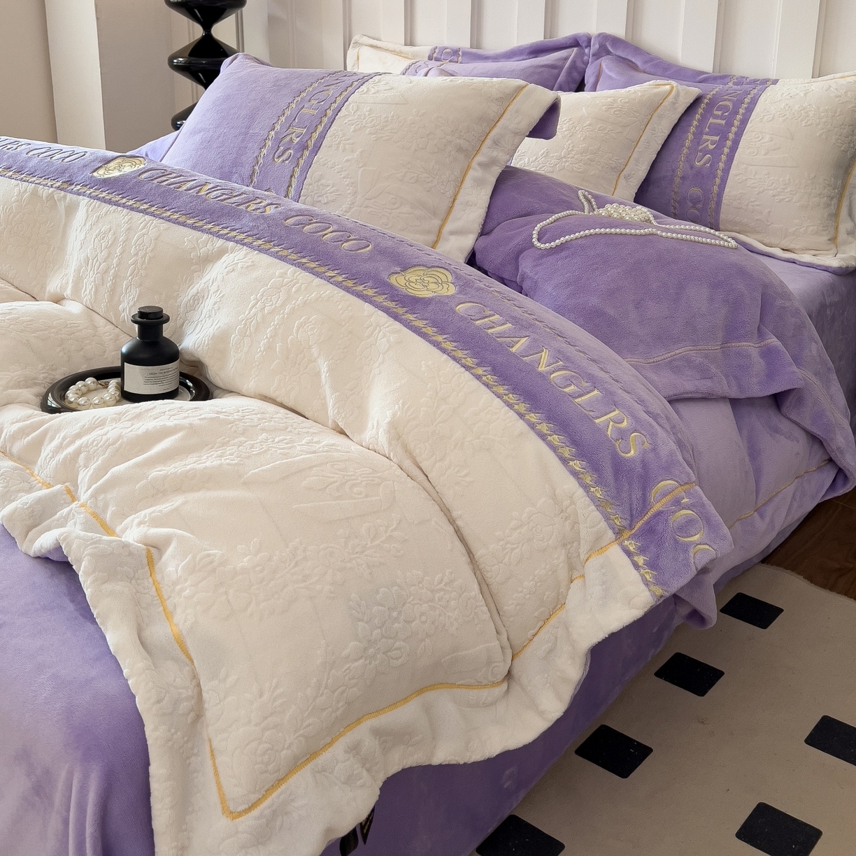 91家纺网 家纺一手货源 找家纺 言熙居家纺 2025新款A类A版牛奶雕花绒B版全消光牛奶绒四件套-花季 花季-紫藤灰