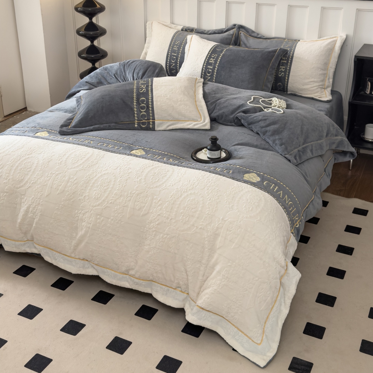 91家纺网 家纺一手货源 找家纺 言熙居家纺 2025新款A类A版牛奶雕花绒B版全消光牛奶绒四件套-花季 花季-高级灰